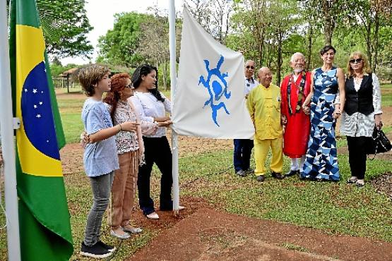 Cerca de 60 pessoas celebraram ontem o ato simbólico de hasteamento da Bandeira da Paz: espiral que se transforma em Sol (Fotos: Marcelo Ferreira/CB/D.A Press)