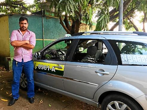 O taxista Jorge Vieira afirma gastar 20% a mais com combustível por conta da interdição (Matheus Ferrari/Esp. CB/D.A Press)
