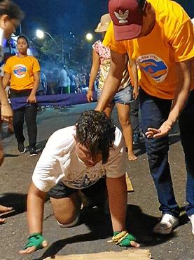 Há oito anos, Richard Miranda percorre 3,7 km de joelhos até a Basílica, e, ao lado, o bombeiro Hadren Moura, evangélico, trabalhando como voluntário (Marcelo Abreu/Esp. CB/D.A Press)