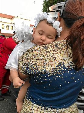 Iasmin, de nove meses, vestida de anjo, nos braços da avó, Lurdinha de Souza (Marcelo Abreu/Esp. CB/D.A Press)