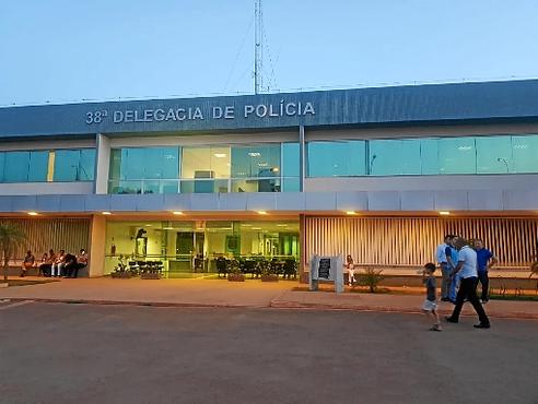 Familiares e amigos passaram a tarde na 38ª Delegacia de Polícia (Vicente Pires) para acompanhar as investigações (Emilly Benhke/Esp. CB/D.A Press)
