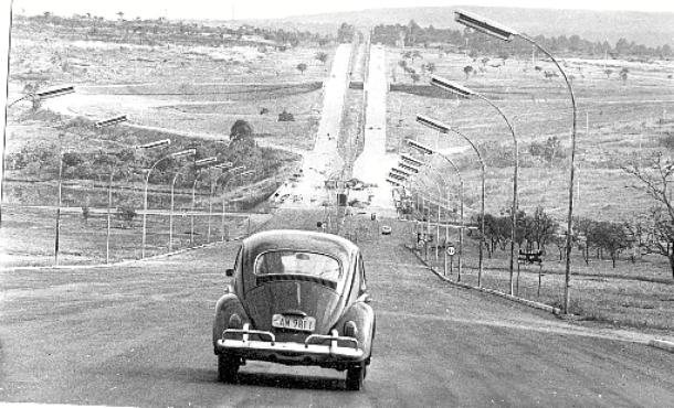 Fusca, Vemaguet e Gordini são alguns dos modelos que circulavam pelas vias da recém-fundada capital do país, nos anos de 1960  (Elza Fiúza/CB/D.A Press - 21/7/75
)