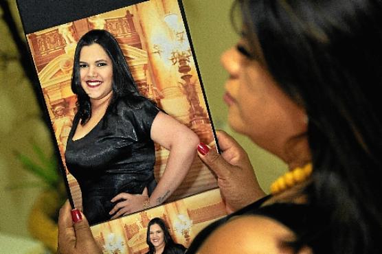 Rosana com a foto da irmã: 