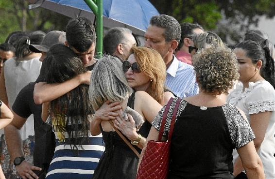 Clima de  comoção entre parentes e amigos da vítima durante o velório (Ed Alves/CB/D.A Press)