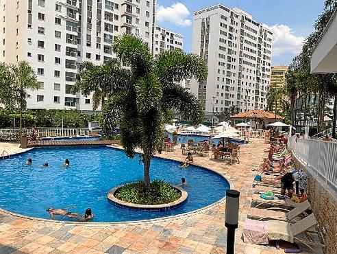 Neste condomínio de Águas Claras, moradores aproveitaram o dia na piscina (Rosana Hessel/CB/D.A Press)
