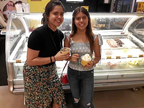 As irmãs Isabela e Rafaela não restiram ao calor: a opção foi se deliciar com sorvete (Renata Rusky/CB/D.A Press)
