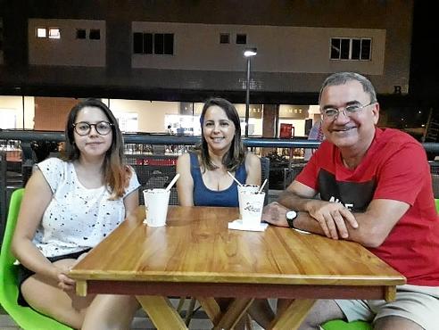 A família Pereira tentou amenizar as altas temperaturas com açaí: Isabela, Gislene e José (Renata Rusky/CB/D.A Press)