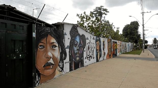 Escola tem mural grafitado com personalidades negras