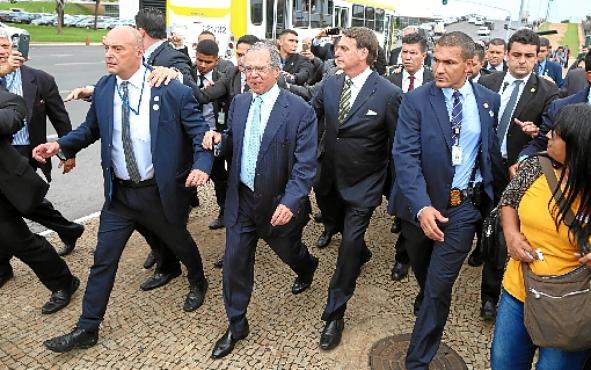 Bolsonaro e Guedes seguiram a pé do Palácio do Planalto para o Senado (Sergio Lima/AFP)
