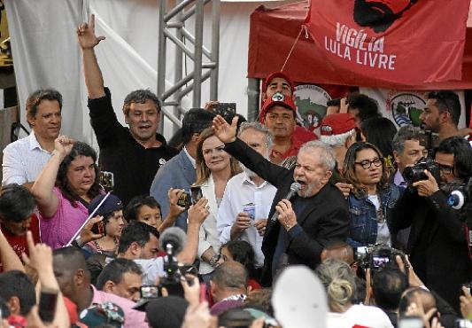 Lula foi cercado por centenas de apoiadores em frente à sede da Polícia Federal, em Curitiba: promessa de %u201Cdiscurso à nação%u201D hoje (Henry Milleo/AFP



)
