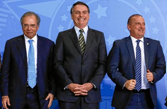 Bolsonaro, com Guedes e o ministro da Casa Civil, Onyx Lorenzoni, durante lançamento do programa: pessoas com 55 anos ou mais ficaram fora da carteira Verde Amarela (Carolina Antunes/PR

)