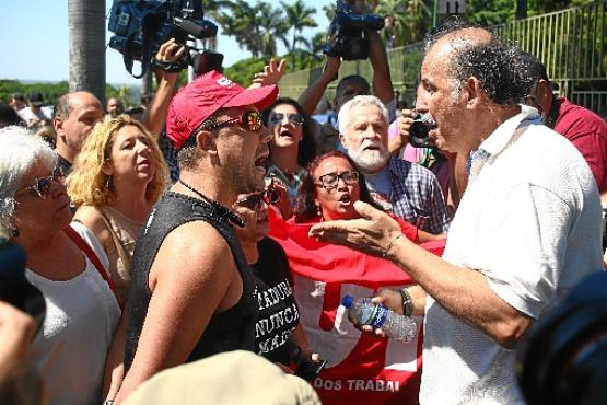 Partidários de Guaidó e do regime chavista discutem diante da missão diplomática: 12 horas de tensão (Ana Rayssa/CB/D.A Press)