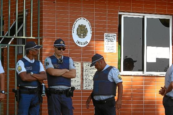 Policiais militares guardam a entrada do edifício: incidente começou ao amanhecer, com a entrada dos invadores (Ana Rayssa/CB/D.A Press)