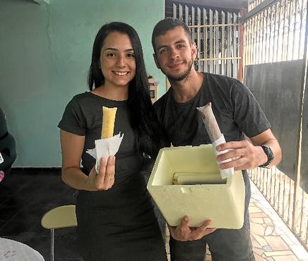 Sabrinny (E), ao lado de Ruan: %u201CFoi para não ficarmos parados que começamos a vender dindim. As contas não se pagam sozinhas%u201D (Geovana Oliveira/Esp. CB/D.A Press - 20/11/19)