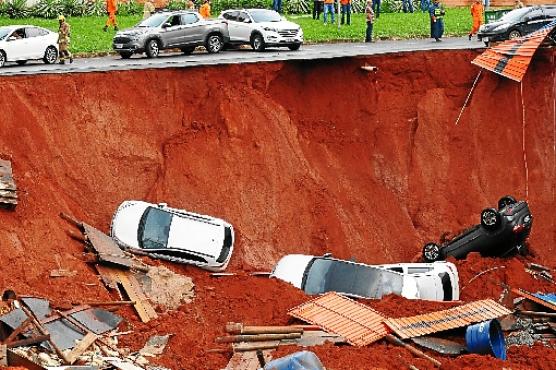 A cratera que se abriu chegou a 20 metros de largura e 10 metros de profundidade: outros veículos ficaram a poucos metros de serem atingidos (Carlos Vieira/CB/D.A Press)