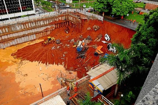  O Corpo de Bombeiros e a Defesa Civil isolaram a área onde houve o deslizamento de terra. O carro de Alisson Santiago caiu no buraco: %u201CAcho que a primeira sensação foi de alívio por não estar dentro dele%u201D (Carlos Vieira/CB/D.A Press)