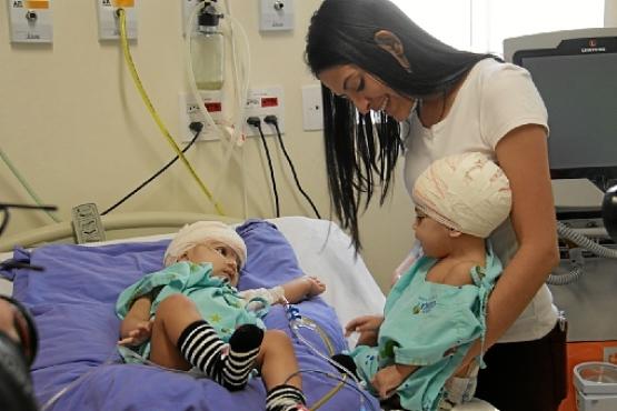 Gêmeas no dia em que se reencontram pela primeira vez depois da cirurgia de separação (Maria Clara Oliveira/HCB)