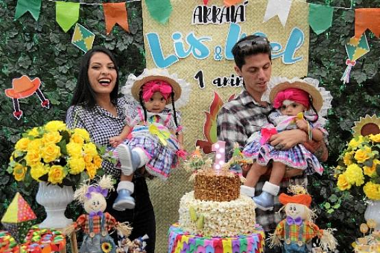 No aniversário de 1 ano, já separadas após a operação médica, elas ganharam uma festa junina (HCB/Divulgação)