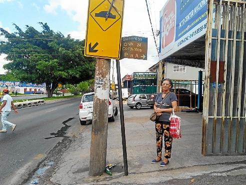Terezinha reclama do ponto sem abrigo e sem sinalização em Ceilândia (Caroline Cintra/CB/D.A Press)