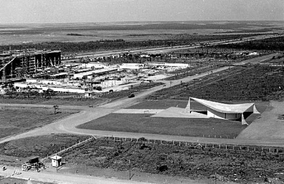 Canteiros de obras da 108 Sul e a Igrejinha: conjunto habitacional começou a ser erguido em 1958 (Mario Fontenelle/Arquivo Público do DF)