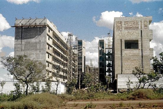 Foto histórica de blocos da 108 Sul em construção: conceito de Lucio Costa concebido por Oscar Niemeyer (Arquivo público do DF)