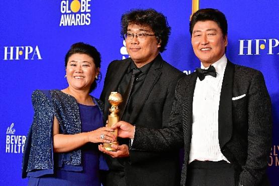 O diretor Bong Joon Ho (C) com atores de Parasita (Frederic J. Brown / AFP )