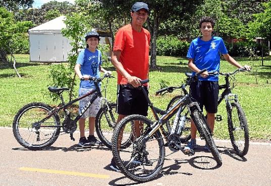 A família Martins pedala unida durante o ano todo: foco também na dieta saudável (Ed Alves/CB/D.A Press)