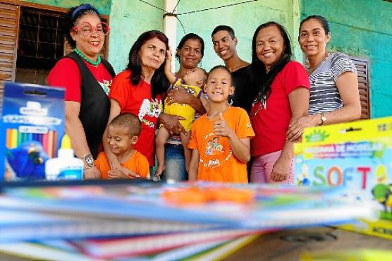 Voluntárias com família beneficiada pela iniciativa (Carlos Vieira/CB/D.A Press)