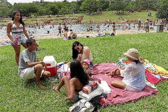 A família de Adeildo; o casal Ariadne e Carlos; e Elza e a filha aproveitaram as piscinas naturais da Água Mineral (Mariane Silva/Esp. CB/D.A Press)