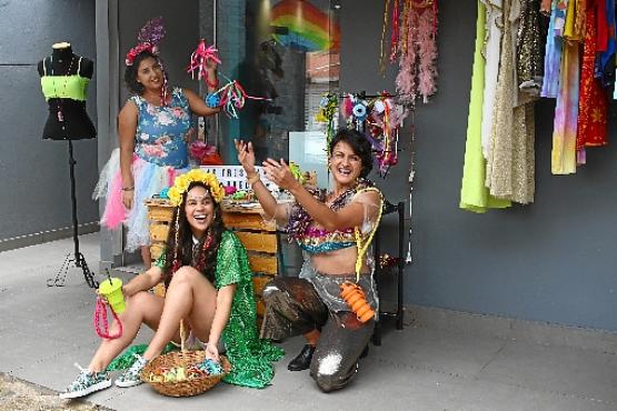 Thainy Bressan, dona da marca EcoJornada (E), Maria Martha Lauande, dona do Brecho 3 Marias (D) e Janaina Domingues Luizari mostram produtos ecológicos que podem ser utilizados no carnaval