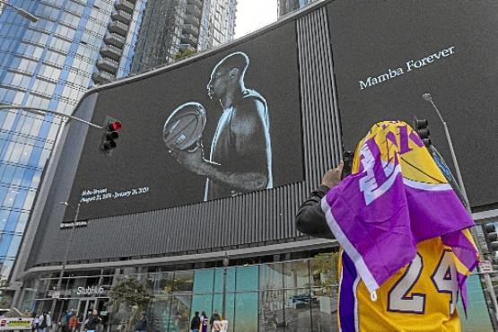 Em Los Angeles, fã fotografa painel em homenagem ao eterno camisa 24 (David Mcnew/AFP)