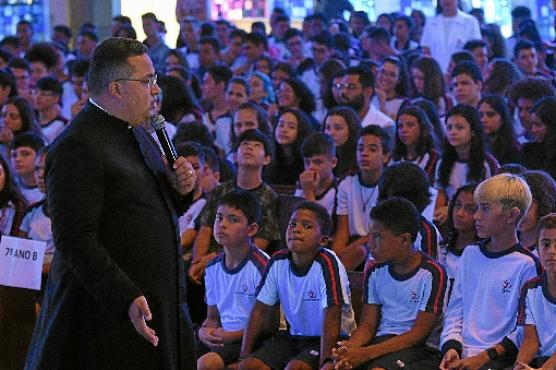 Padre Jonathan Costa é o responsável pela igreja, na 702 Sul: 