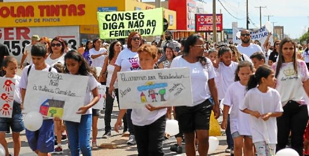Centenas de pessoas foram às ruas de Samambaia manifestar contra os crimes por questões de gênero (Adriana Ponce/CB/D.A Press)