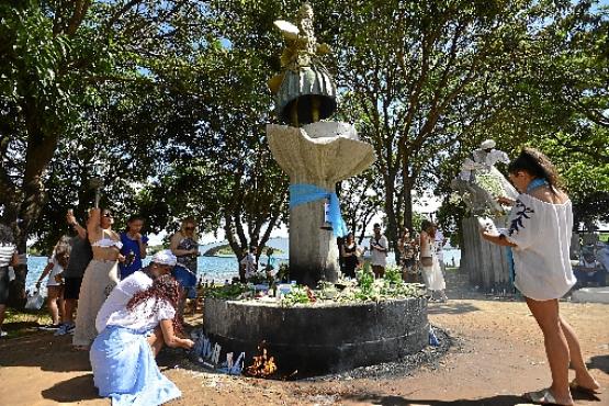 Brasilienses passaram pela Praça dos Orixás para celebrar do dia da Rainha do Mar (Marcelo Ferreira/CB/D.A Press)