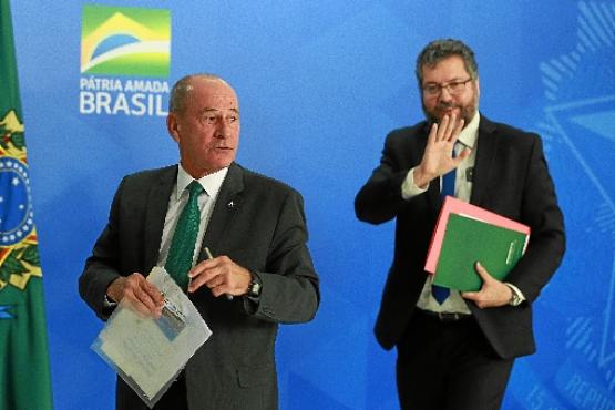Ministros Azevedo e Silva e Araújo deram detalhes da logística para trazer os brasileiros, que ficarão isolados por, no mínimo, 14 dias, em observação (Valter Campanato/Agência Brasil
)