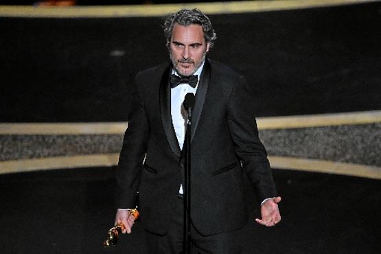 Joaquin Phoenix se emocionou ao receber estatueta e pediu compaixão (Mark Ralston/AFP)