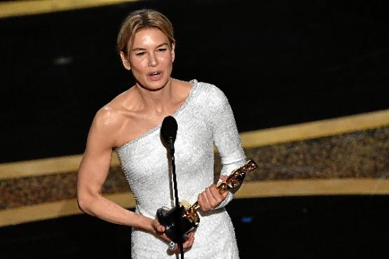 Renée Zellweger, melhor atriz, prestou tributo à colega Judy Garland (Mark Ralston/AFP)