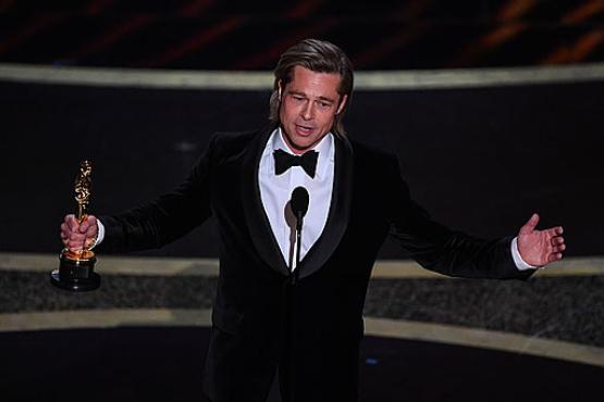 Brad Pitt com o primeiro Oscar como intérprete: homenagem a Tarantino (Mark Ralston/AFP)