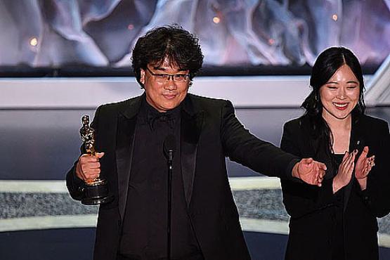 O grande nome da noite foi o do sul-coreano Bong Joon Ho: com Parasita, depois da vitória, em Cannes, promoveu arrastão em Hollywood (Mark Ralston/AFP)