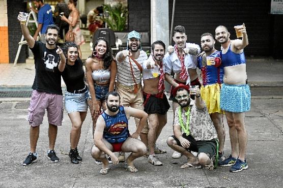 Marcos Santiago e Mateus Fraga reuniram grupo de amigos para curtir o carnaval no Distrito Federal (Minervino Junior/CB/D.A Press)