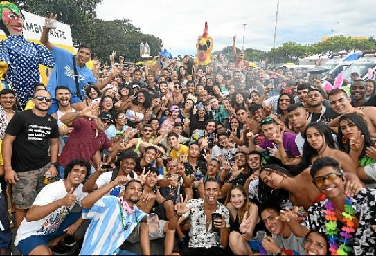 Os organizadores do Galinho lamentaram a mudança de local do bloco - tradicionalmente, desfilava entre a 201 Sul e o Setor de Autarquias -, mas usaram o som de marchinhas e do frevo para animar a festa (Ed Alves/CB/D.A Press)