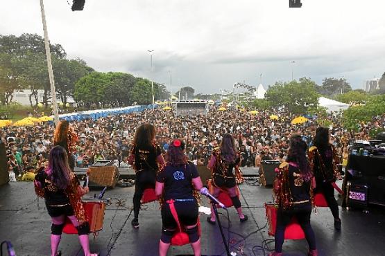 A banda feminina do bloco Maria Vai Casoutras agitou os foliões com instrumentos de percussão (Ed Alves/CB/D.A Press)