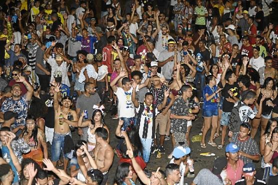 Os foliões dos Raparigueiros se concentraram no Estádio Nacional Mané Garrincha depois de saírem da Torre de TV e passarem pelo Eixo Monumental  (Minervino Junior/CB/D.A Press)