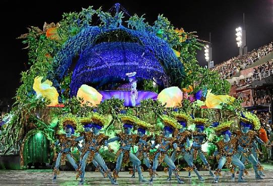 A Vila empolgou o Sambódromo com a história de Brasília. O luxo das fantasias e dos carros alegóricos, somado ao refinado balé dos passistas, confirmaram a beleza arquitetônica da capital (Wilton Junior/Estadão Conteúdo)