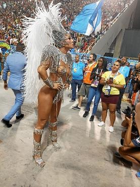 Sabrina Sato abriu o desfile com Martinho da Vila. Aline Riscado trouxe a Catedral de Brasília sobre a cabeça (Vera Batista/CB/D.A Press)