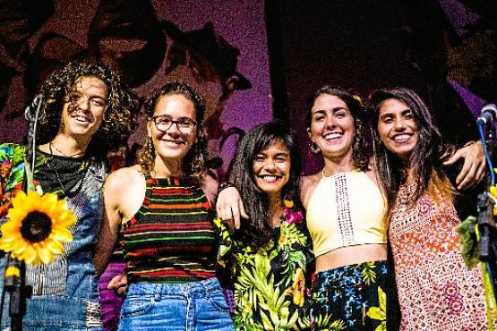 O fascínio pela cultura popular nordestina conquistou as amigas e artistas da banda As Fulô do Cerrado (Davi Mello/Divulgação)