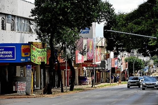 A avenida preserva um pouco da identidade dos tempos em que era o principal polo comercial da capital (Marcelo Ferreira/CB/D.A Press)