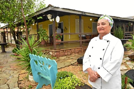 A chef Helena Maria mora com a família em uma das casas de madeira que restaram: 