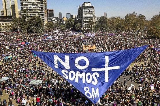 Em Santiago, uma multidão exige o fim da violência de gênero   (Javier Torres/AFP )