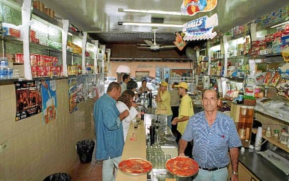 Enildo Veríssimo (acima) continua tocando a Pizzaria Dom Bosco mesmo após a morte do irmão e sócio, Hely (E) (Paulo de Araujo/CB/D.A Press - 18/3/03 )